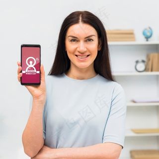 带手机模型样机的中景女人