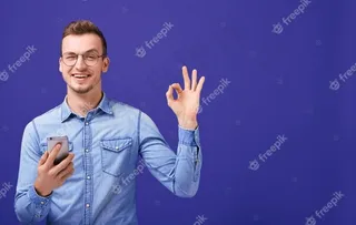 一个穿着牛仔衬衫的年轻人手里拿着手机，表现得还行