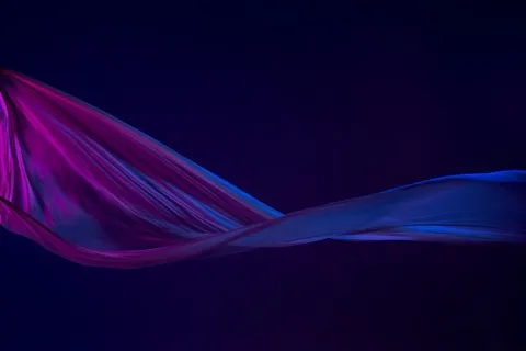 光滑优雅的透明蓝色布，蓝色背景隔开。