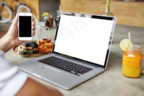 在笔记本电脑上工作的学生