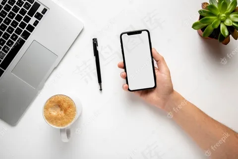 带笔记本电脑的手持电话俯视图 带笔记本电脑的手持电话俯视图