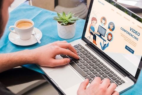 在笔记本电脑上工作的特写镜头