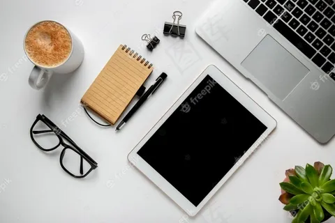 带平板电脑和笔记本电脑的顶视图桌