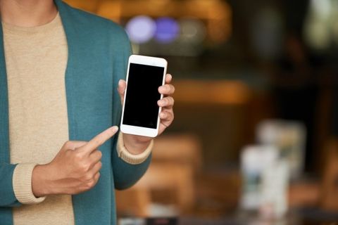 男子秀智能手机