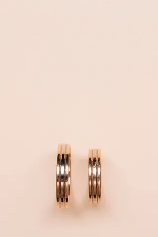 特写金色订婚戒指