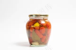在玻璃罐里腌制樱桃西红柿
