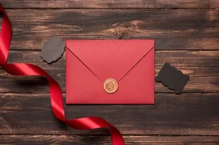 桌上摆着精美的结婚请柬