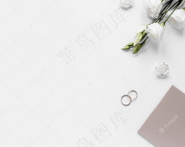 复制桌上的空间订婚戒指