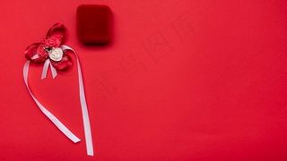 顶视图优雅订婚戒指，带复印空间