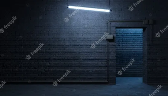 晚上街道正面的砖墙