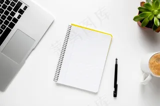 带笔记本和笔记本电脑的顶视图桌子