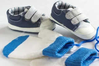 白色背景的童鞋和手套