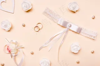 桌面上的优雅订婚戒指