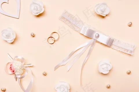 桌面上的优雅订婚戒指 桌面上的优雅订婚戒指