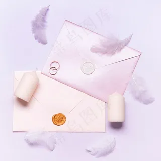 带订婚戒指的精美婚礼请柬