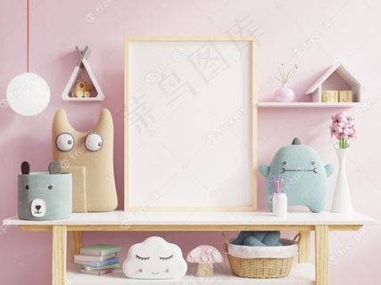 儿童房内部张贴海报，海报背景为空粉色。
