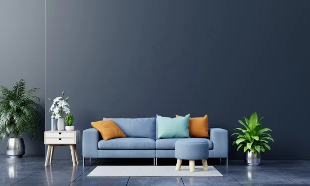 现代客厅内部有沙发和绿色植物、灯、桌子，背景为深色墙壁。