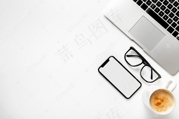 带笔记本电脑和电话的俯视桌
