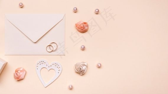 桌上的俯视婚礼请柬