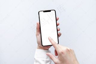 智能手机模型样机。女商人手用黑色手机白屏