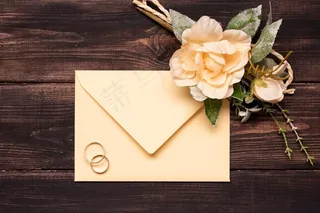带订婚戒指的婚礼请柬