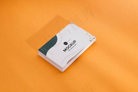 橙色背景上的一堆名片