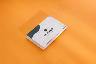 橙色背景上的一堆名片