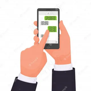 握着智能手机的手。在线聊天。信使。网络通信。短信