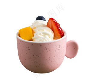 粉色杯子里的奶昔水果奶油