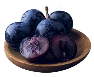 放在木盘子里的紫葡萄