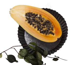 用盘子装好的半个木瓜