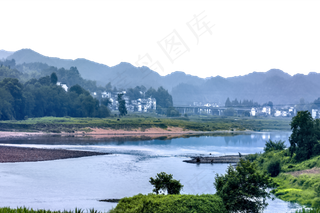 河流树木和房屋