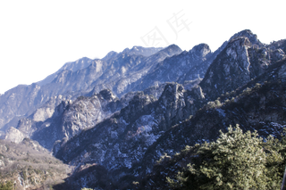 连绵起伏陡峭的山峰