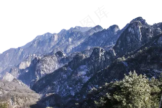 连绵起伏陡峭的山峰