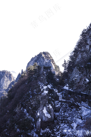 高耸入云陡峭的山峰