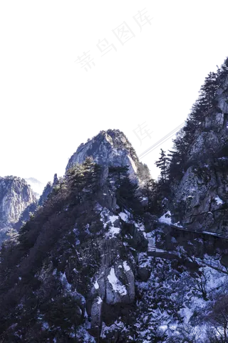 高耸入云陡峭的山峰