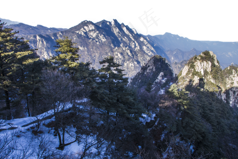 绵延起伏陡峭的山峰