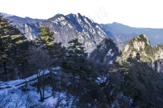 绵延起伏陡峭的山峰