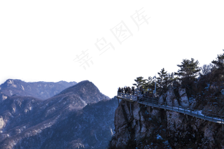 绵延起伏陡峭的大山