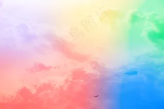 与五颜六色的云彩的惊人的美丽的艺术天空