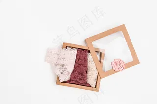 时尚女性内衣浪漫惊喜，粉红色女式内裤礼盒。