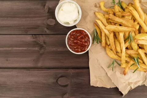 木桌上的炸酱薯条俯视图 木桌上的炸酱薯条俯视图