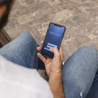 在街上用手机的男人使用应用程序