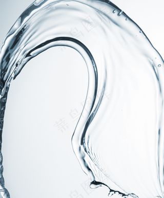 浅色背景下的抽象水形状特写