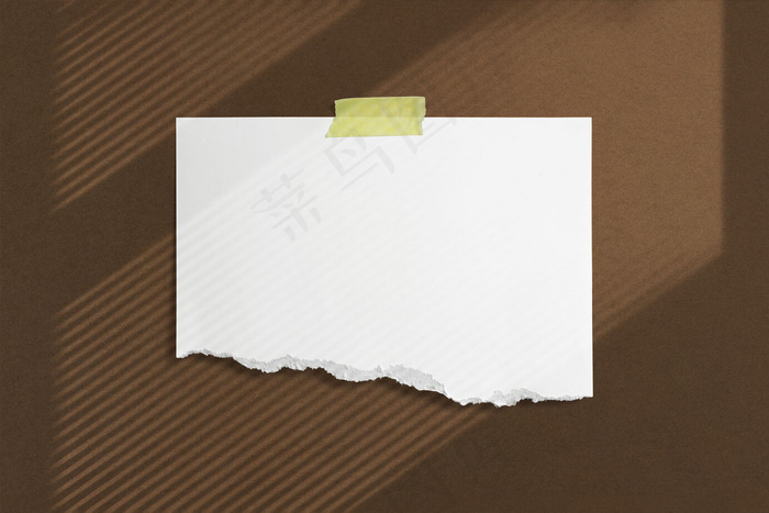 用胶带将空白撕破的纸框粘在棕色纹理的墙上，带有柔和的窗影土坯