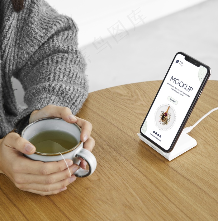 闭上手拿杯子psd模版下载