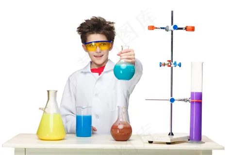 化学家小男孩在实验室里做化学流体实验