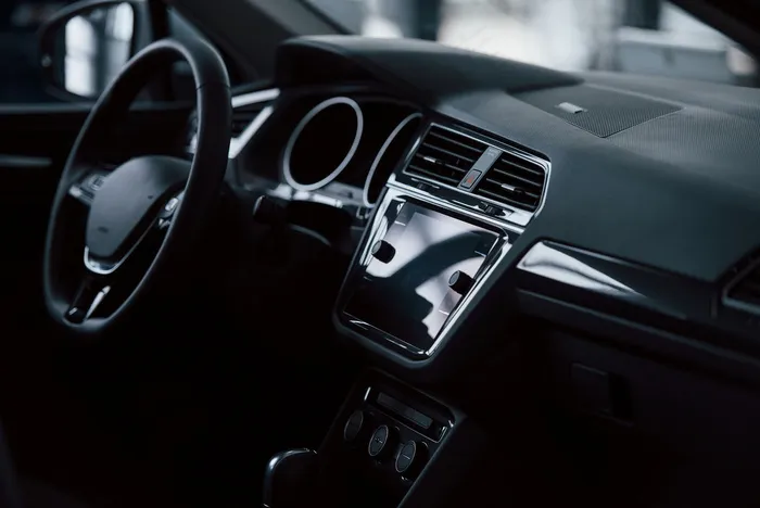 全新汽车前部。现代黑色内饰。车辆概念