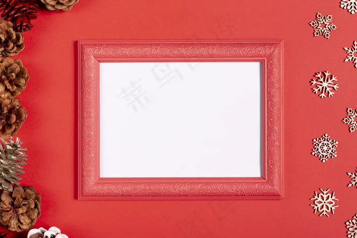 红桌上的复古画框和雪花