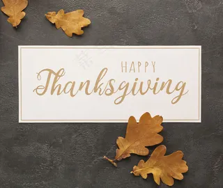 带感恩节标志和树叶的顶视图布置